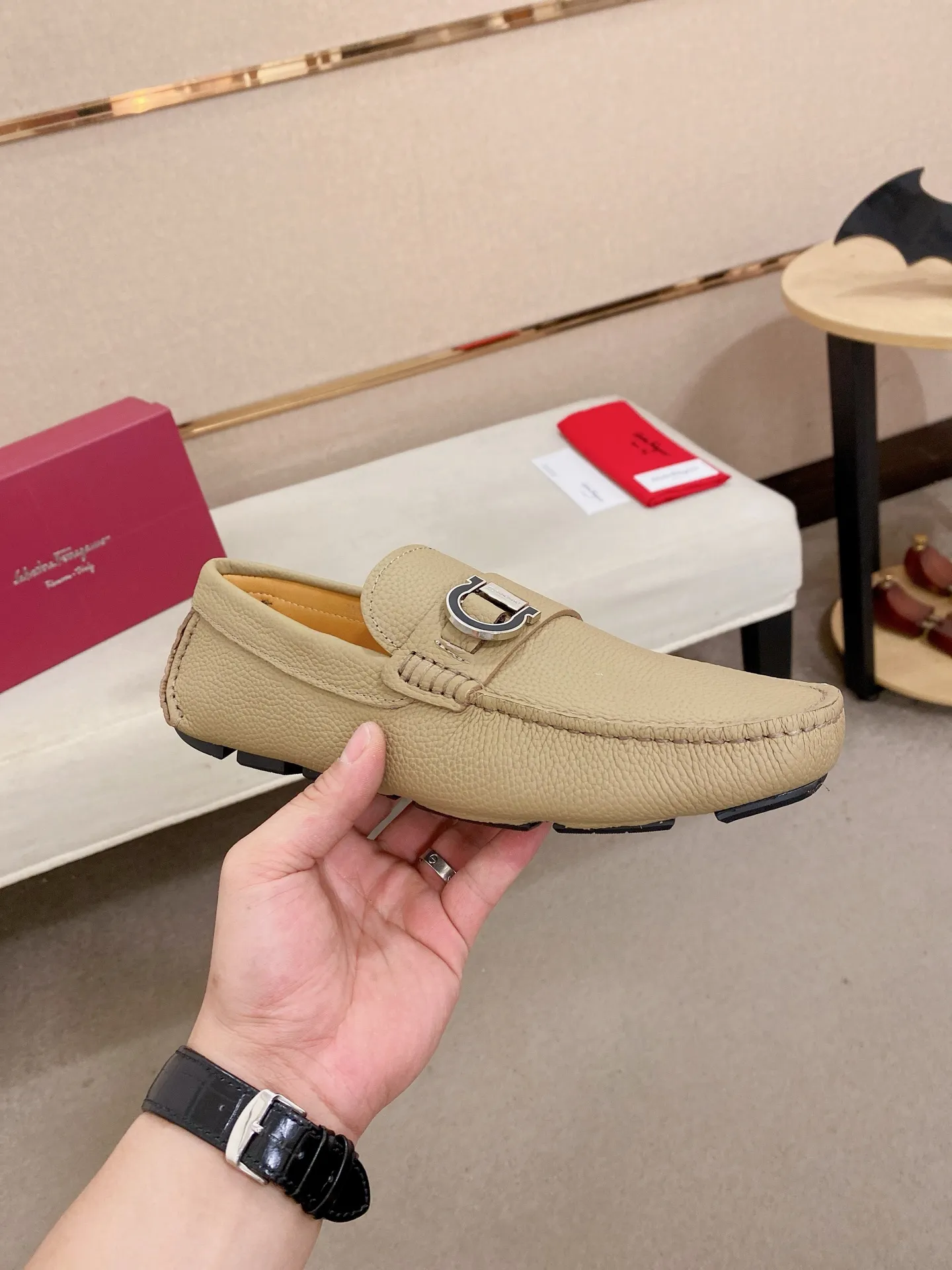 Men's shoes💰: 540💰High-end quality! Ferragamo🆕🆕Exclusive hot-selling products in stock🔥🔥New products on the shelves, high-quality Ferragamo men's pea shoes, high-end casual driving shoes, with complete packaging! 💪 💪 Material: imported first-layer pebbled cowhide 🐂 + imported high-quality water-dyed cowhide lining + wear-resistant outsole 👍🏻👍🏻 Features: high-end and comfortable, purely handmade 🚀 🚀 Create the perfect shoe that suits you best 🔥 🔥 Size: (38-44) 45 standard size can be customized!